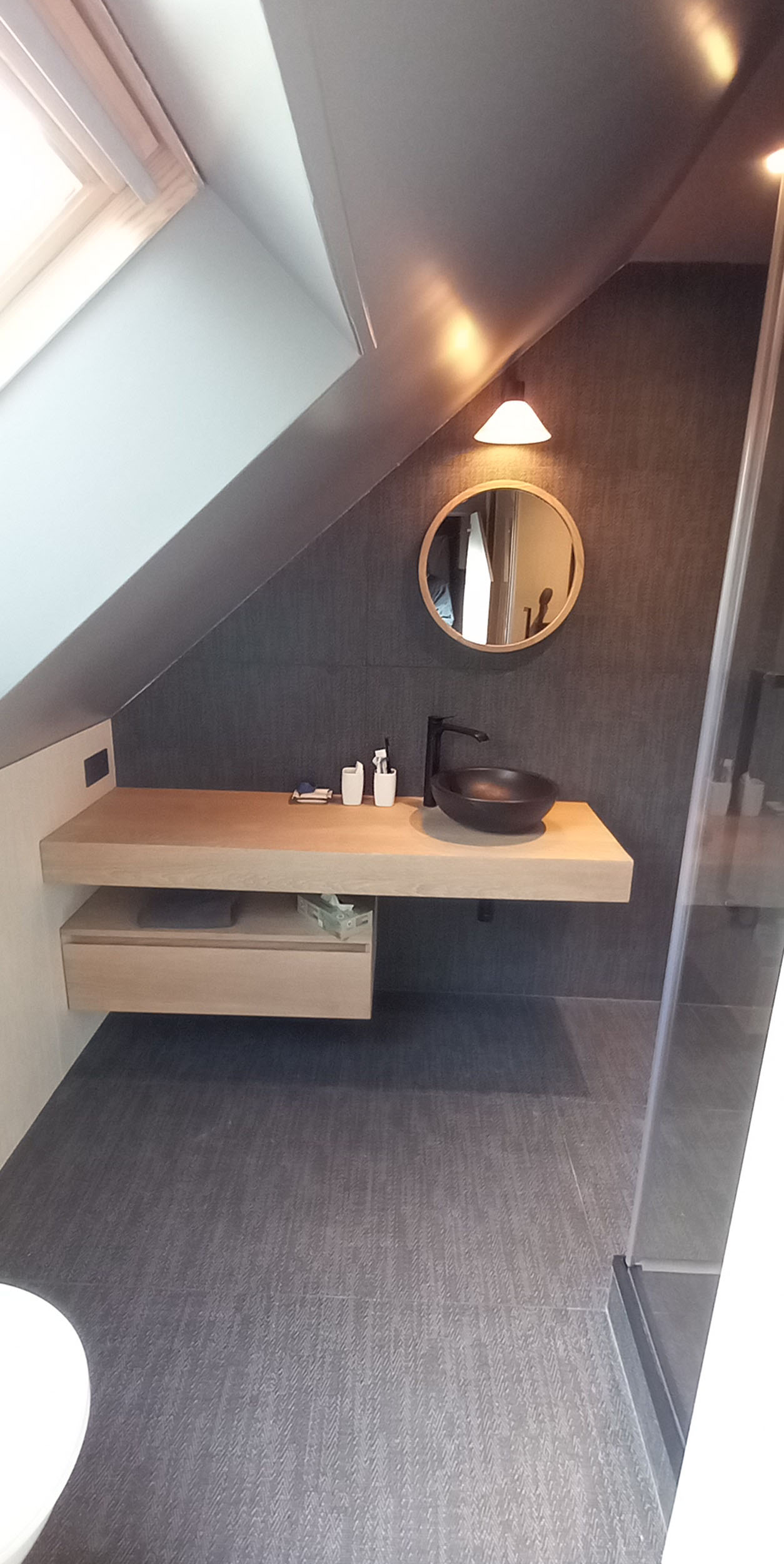 Lire la suite à propos de l’article Rénovation d’une salle d’eau sous toit à Port Navalo